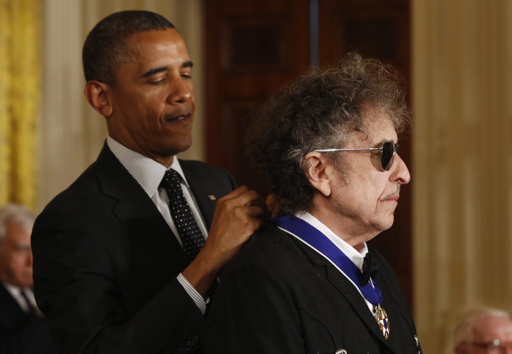 Momen Bob Dylan mendapatkan penghargaan dari Barrack Obama, Presiden AS saat itu